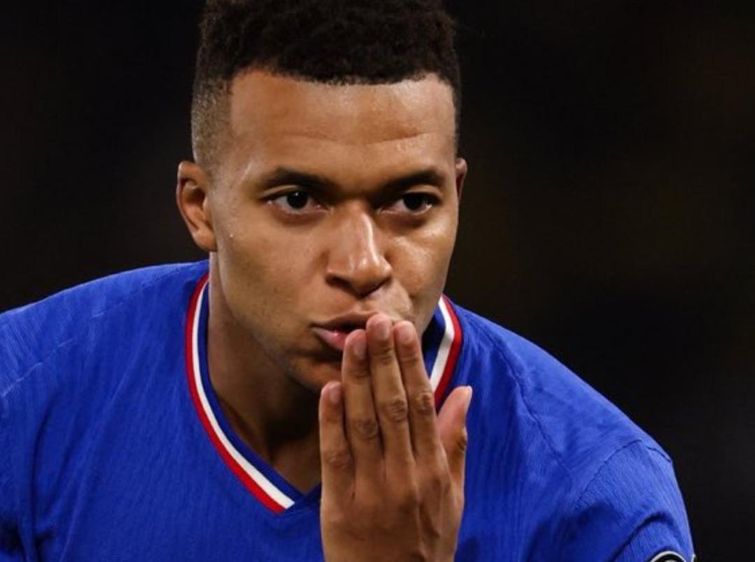 Messi ve Ronaldo'yu tahttan indirdi! Artık o dünyanın en iyi futbolcusu... 2