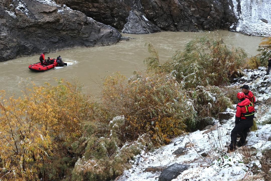 Zap Su'da Yaşam! 5 kamyonetin devrilmesi sonucu 2 kişi öldü, 2 kişi yaralandı