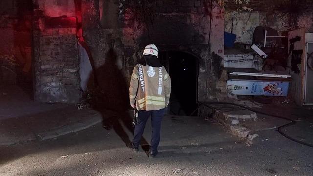 beyoglunda-bulunan-tarihi-kursunlu-handa-yangin_1845_dhaphoto1