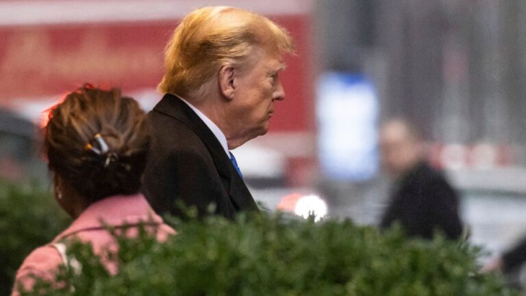 Trump, yargılandığı davada mahkeme salonunu terk etti