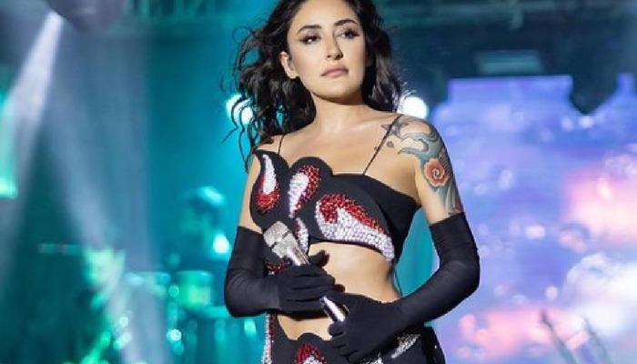 Melek Mosso’nun Maldivler pozu sosyal medyayı salladı! Sarı bikinisiyle dans etti!