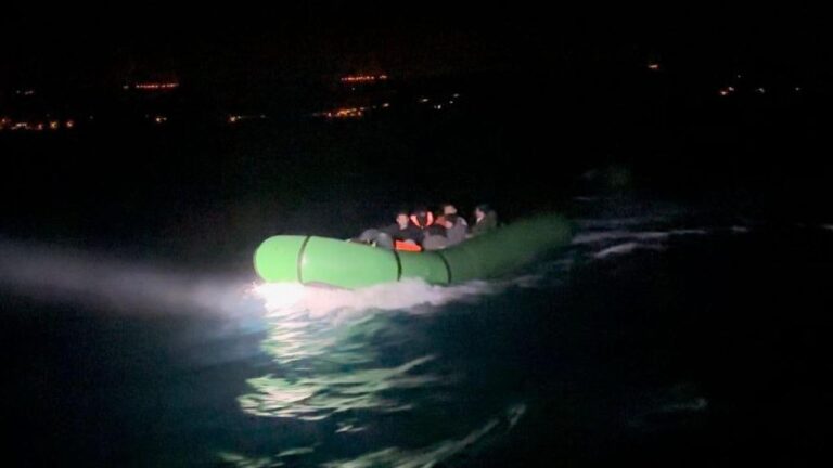 Çanakkale açıklarında 18 düzensiz göçmen yakalandı