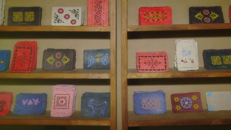 Postcards: Antik kağıt yapımı Özbekistan’da sürüyor