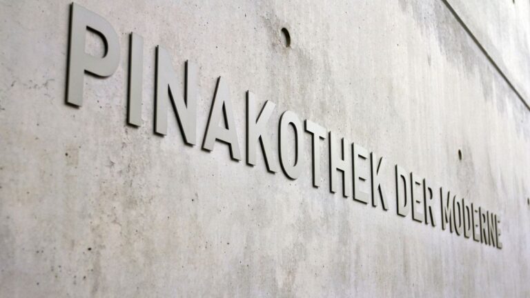 Almanya: Sanat galerisi çalışanı kendi tablosunu astıktan sonra işten atıldı