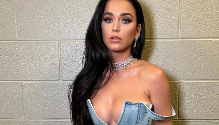 Şarkıcı Katy Perry’nin canlı yayında elbisesi koptu! İzleyenler ne yapacağını bilemedi