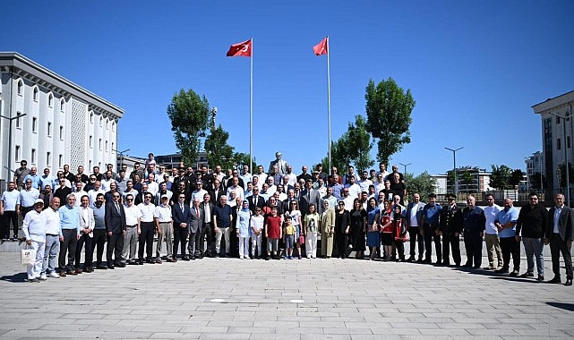 Kartepe’de geleneksel ilçe bayramlaşması Kurban Bayramı’nın ikinci günü, Kent Meydanı’nda gerçekleştirildi – GÜNDEM