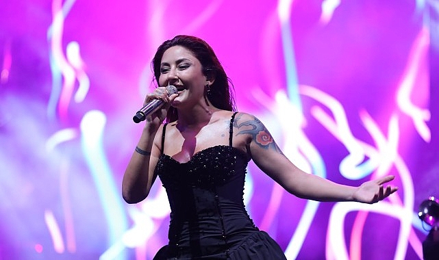 Likya Kaş Kültür ve Sanat Festivali’nde Melek Mosso rüzgarı esti – KÜLTÜR & SANAT