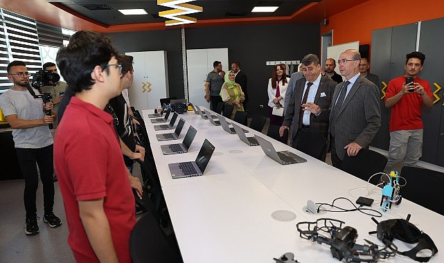 Selçuklu Belediyesi Gelişim ve Teknoloji Akademisi’nde eğitim alan kursiyerler bir yıl boyunca birbirinden güzel eserler ortaya çıkardı – TEKNOLOJİ