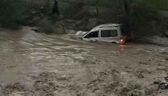 Erzurum’da heyelan faciası! Sürüklenen araçtaki anne öldü, bebeği ise aranıyor