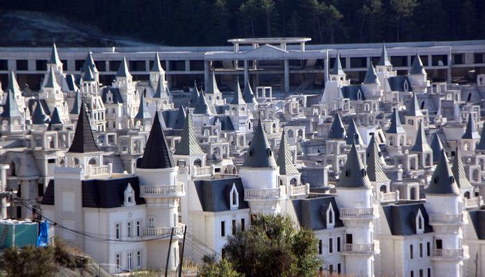 Yılan hikayesine dönmüştü! Şato villalar yıllardır boş duruyordu… Karar verildi