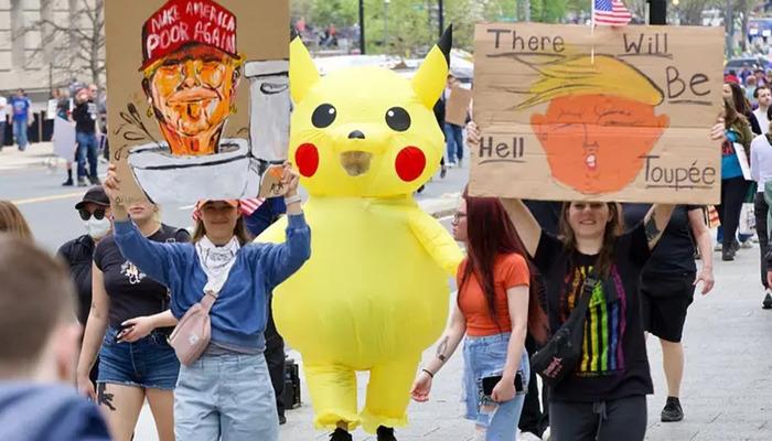 Nerede protesto, orada Pikachu! Resmen eylemlerin maskotu oldu… Şimdi de ABD ve İsrail’de
