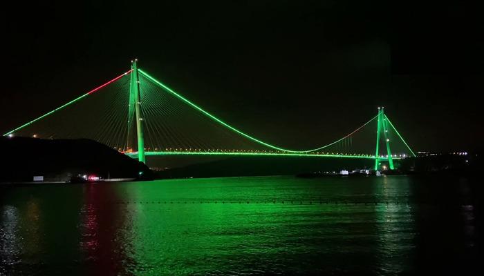 Fatih Sultan Mehmet Köprüsü, skolyoza dikkat çekmek için yeşil renkle aydınlatıldı