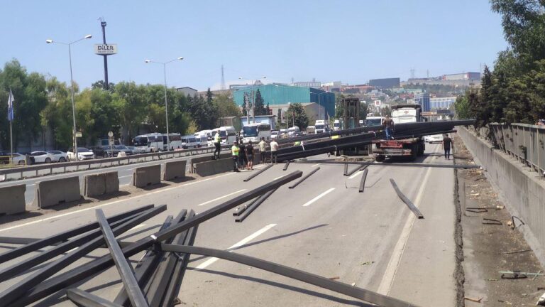 D-100 kara yolunda ulaşım durdu: Tırdan demir profiller yola saçıldı