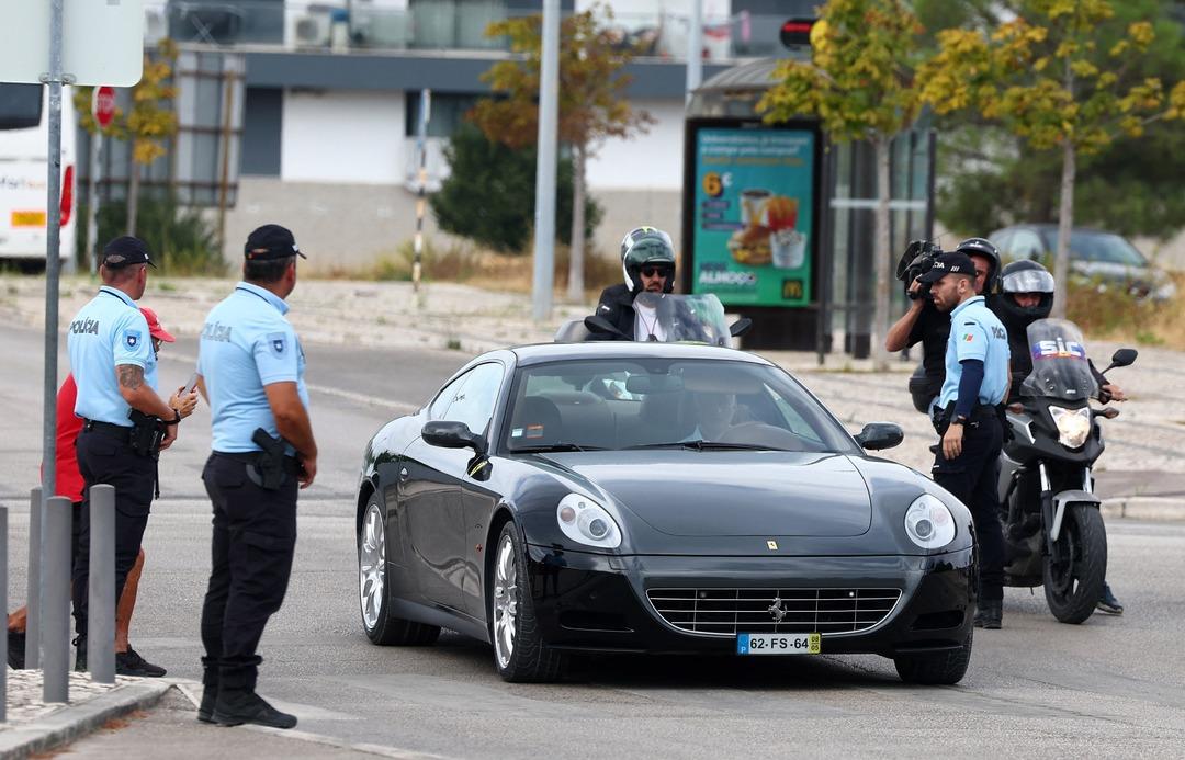 Fenerbahçe'den ayrılan Jose Mourinho, Benfica'ya imza ile geldi! Ferrari ile yapılara giden ünlü öğretmen sosyal medyada gündemdeydi ... 2