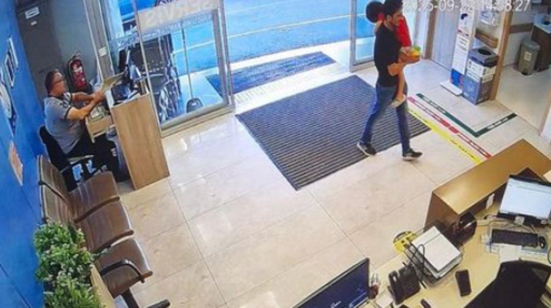 İki kardeşin son görüntüsü yandı! Bunlardan biri babasına sarılmış, diğeri 4