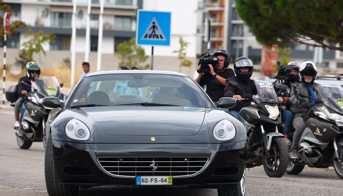 Fenerbahçe’den ayrılan Jose Mourinho Benfica’ya imza için geldi! Ferrari’siyle tesislere giden ünlü hoca sosyal medyada gündem oldu…