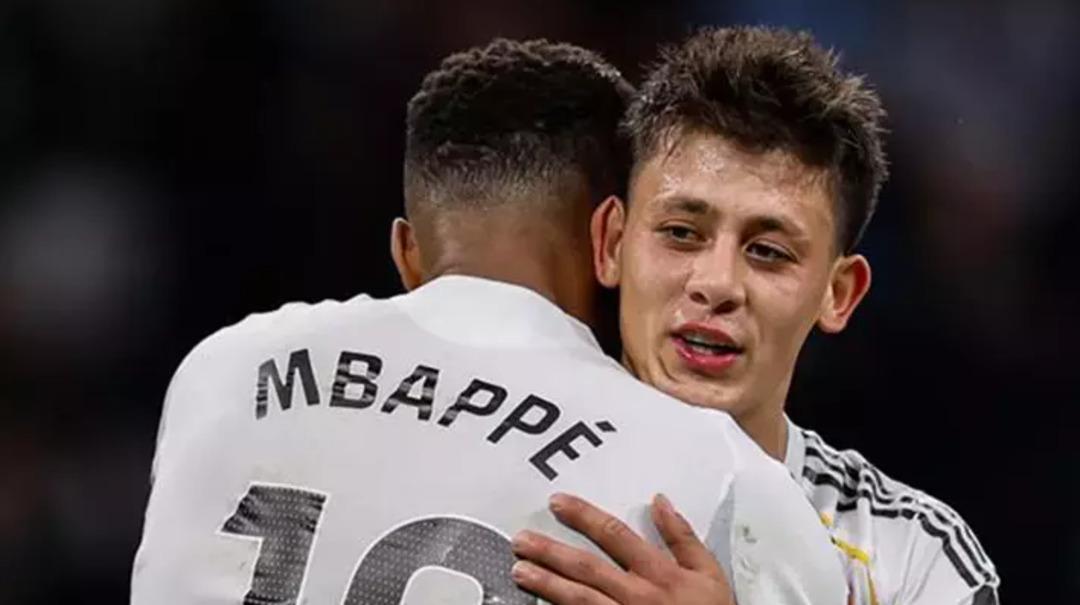 Messi ve Ronaldo'yu tahttan indirdi! Artık o dünyanın en iyi futbolcusu... 3