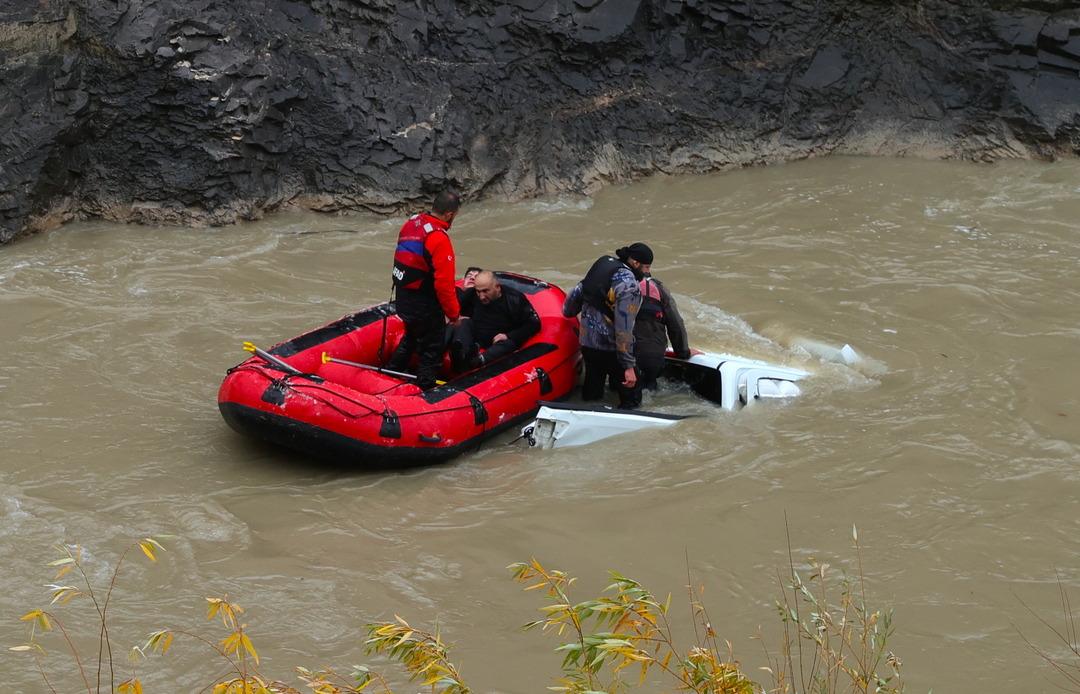 Zap Su'da Yaşam! Kamyonetin devrilmesi sonucu 2 kişi hayatını kaybetti, 2 kişi de yaralandı