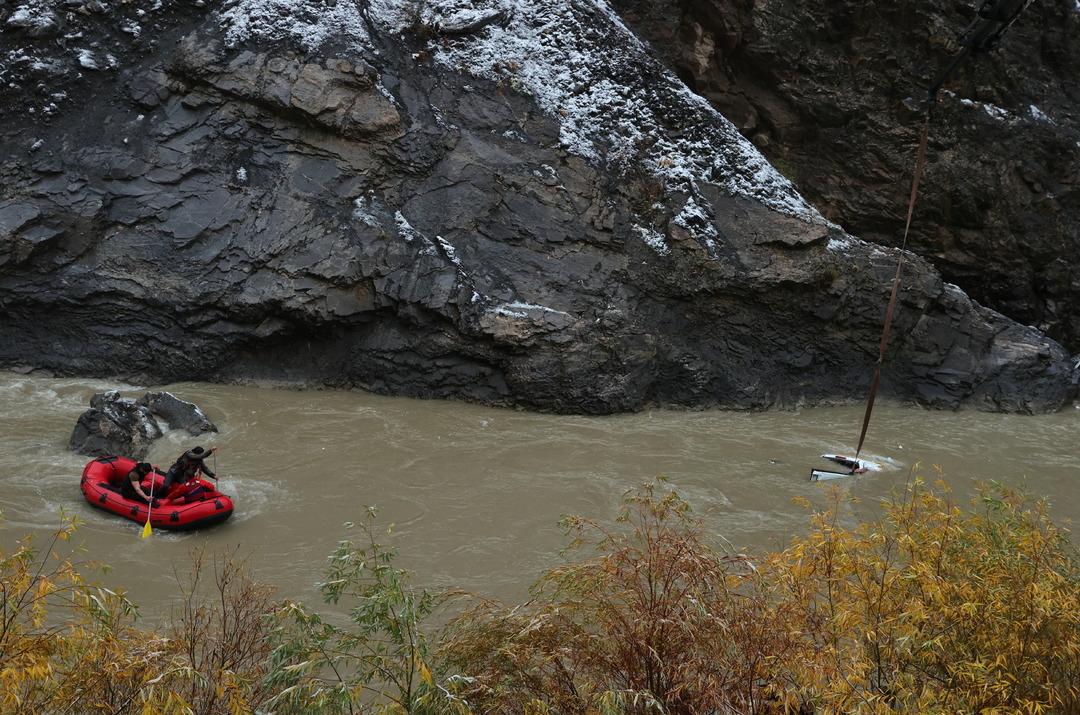 Zap Su'da Yaşam! Kamyonetin devrilmesi sonucu 2 kişi öldü, 2 kişi de yaralandı. 6
