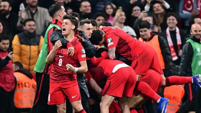 Tribünleri ateşleyecek yeni ses! Millî Takım’a dev destek: “Ev Sahibi Biziz!”