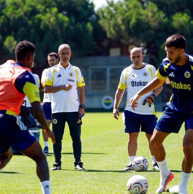 Ve Fenerbahçe beklenen kareyi paylaştı! İsmail Kartal takımın başında antrenmana çıktı